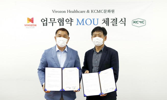 ▲한재관 비보존헬스케어 대표(오른쪽)와 이웅종 KCMC문화원 원장이 반려동물 사업을 위한 파트너십 업무협약을 체결했다. (사진제공=비보존헬스케어)