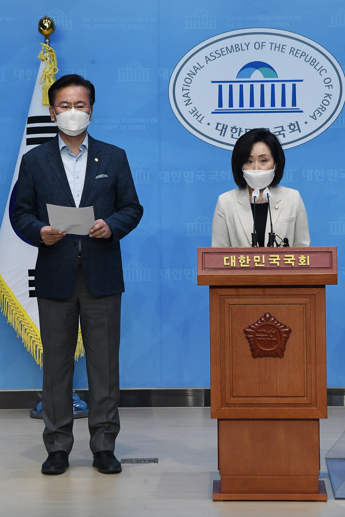 ▲국민의힘 법사위 간사인 유상범 의원과 전주혜 의원이 2일 오전 국회에서 '검수완박' 법안 의결 효력 정지 및 본회의 절차 진행 금지 가처분 신청에 대한 헌법재판소의 조속한 결정을 촉구하는 기자회견을 하고 있다. (국회사진기자단)