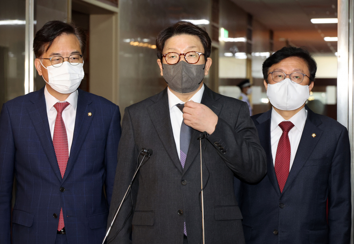 ▲국민의힘 권성동 원내대표가 2일 오전 국회 의장실에서 박병석 국회의장을 면담한 뒤 취재진에게 브리핑하고 있다. (국회사진기자단)