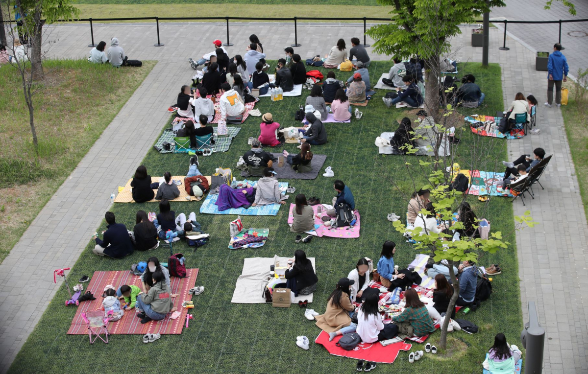 ▲'세계 재즈의 날 기념' 2022 서울재즈페스타가 열린 지난달 30일 오후 서울 노들섬 야외공연장에서 시민들이 돗자리를 깔고 축제를 즐기고 있다. 서울재즈페스타는 지난해 코로나19 확산을 방지하기 위해 온라인으로 열렸다. (뉴시스)