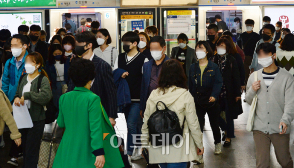 ▲실외 마스크 착용 의무가 해제된 2일 서울 신도림역 야외승강장에서 몇몇 승객을 제외한 승객들이 마스크를 쓰고 지하철을 이용하고 있다. 오늘부터는 실외 마스크 착용 의무화가 해제되지만, '3밀'(밀집·밀폐·밀접) 공간에서는 마스크 착용 의무가 유지된다. (조현욱 기자 gusdnr8863@)