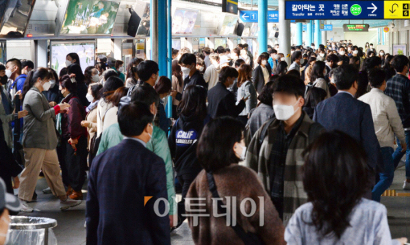 ▲(사진 = 조현욱 기자 gusdnr8863@) 실외 마스크 착용 의무가 해제된 2일 서울 신도림역 야외승강장에서 몇몇 승객을 제외한 승객들이 마스크를 쓰고 지하철을 이용하고 있다.
