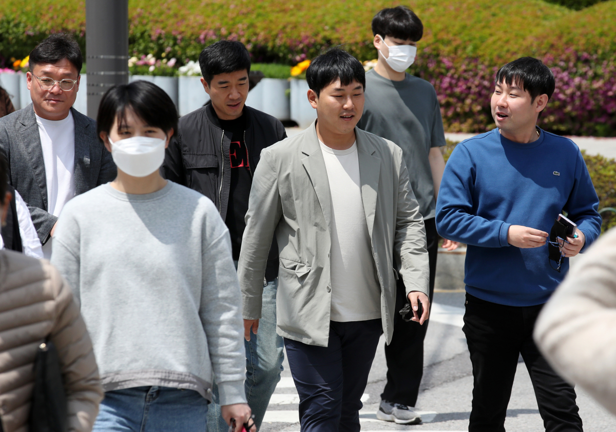 ▲실외 마스크 의무착용 해제 첫날인 2일 광주 북구청 앞에서 점심시간을 맞은 공무원들이 마스크를 벗고 길을 건너고 있다.  (연합뉴스)