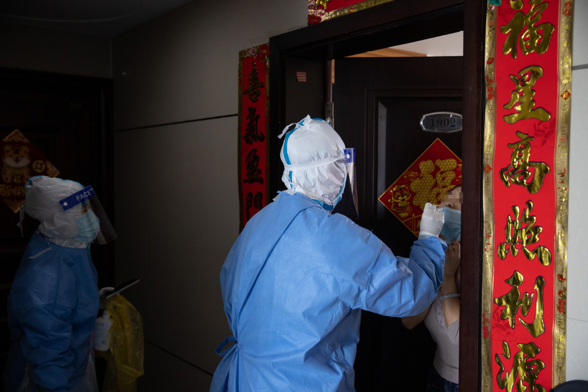 ▲중국 상하이에서 지난달 27일 방역 관계자가 주민에게 진단 검사를 하고 있다. 상하이/신화뉴시스
