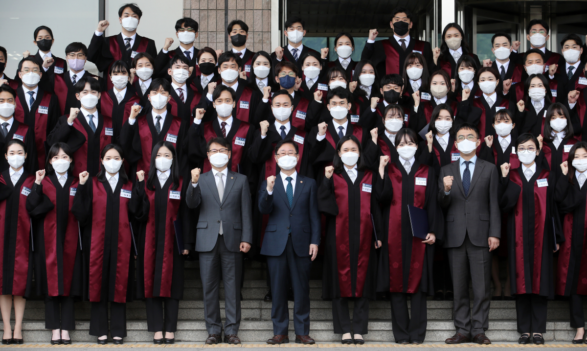 ▲박범계 법무부 장관이 2일 오후 경기도 과천시 정부과천청사에서 열린 신임 검사 임관식에서 신임 검사들과 기념촬영을 하고 있다.  (뉴시스)