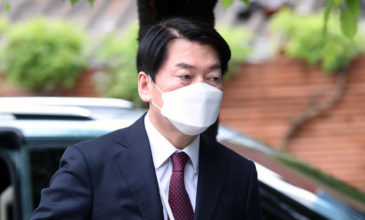 ▲안철수 대통령직인수위원장이 지난달 29일 오전 서울 종로구 통의동 인수위로 출근하고 있다.(뉴시스)
