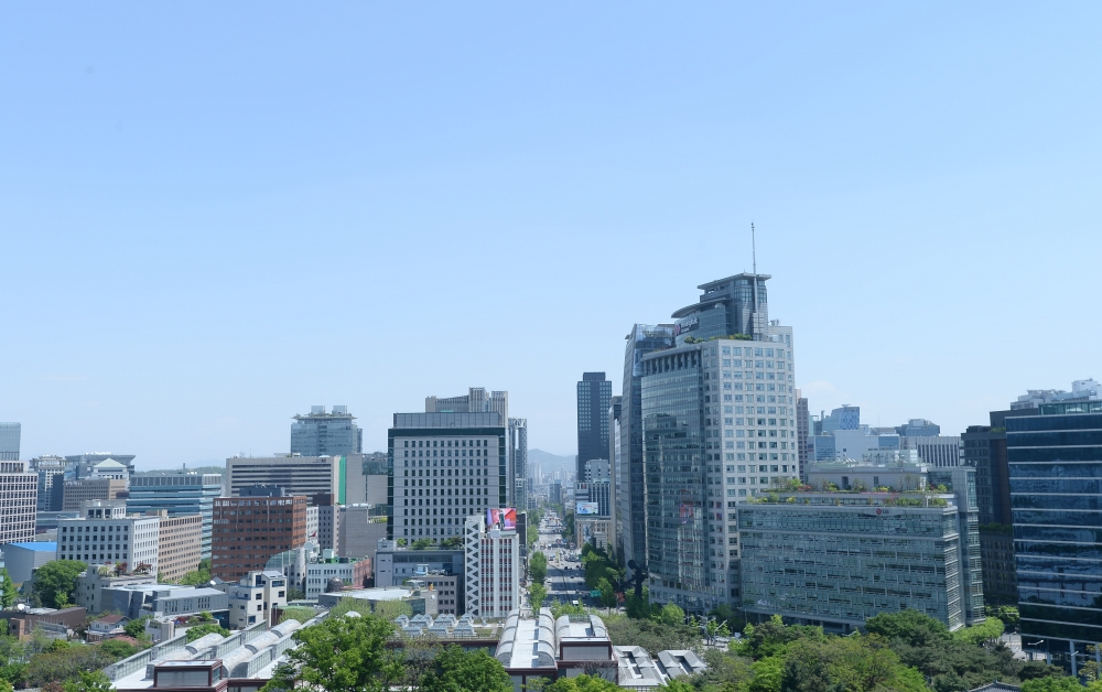 ▲전국 대부분이 미세먼지와 초미세먼지 농도 '보통' 수준을 보인 1일 서울 종로구 교육청에서 바라본 도심이 쾌청하다. 조현욱 기자 gusdnr8863@ (이투데이DB)