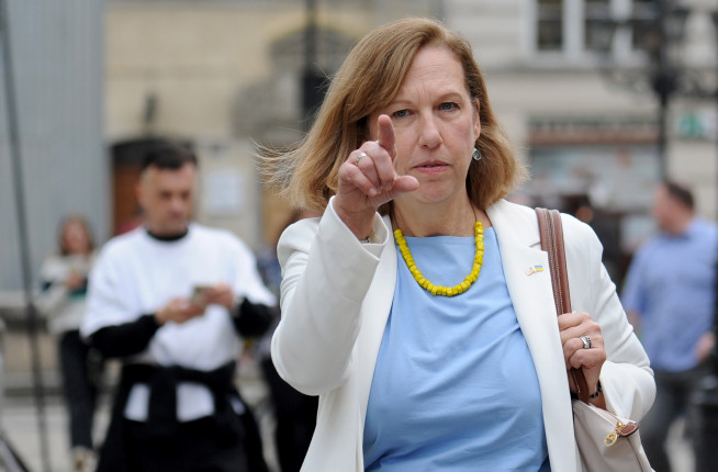 ▲2일 크리스티나 크비엔 우크라이나 주재 미국 대사대리가 우크라이나 르비우의 기자회견에 도착하기 전 포즈를 취하고 있다. 르비우/EPA연합뉴스