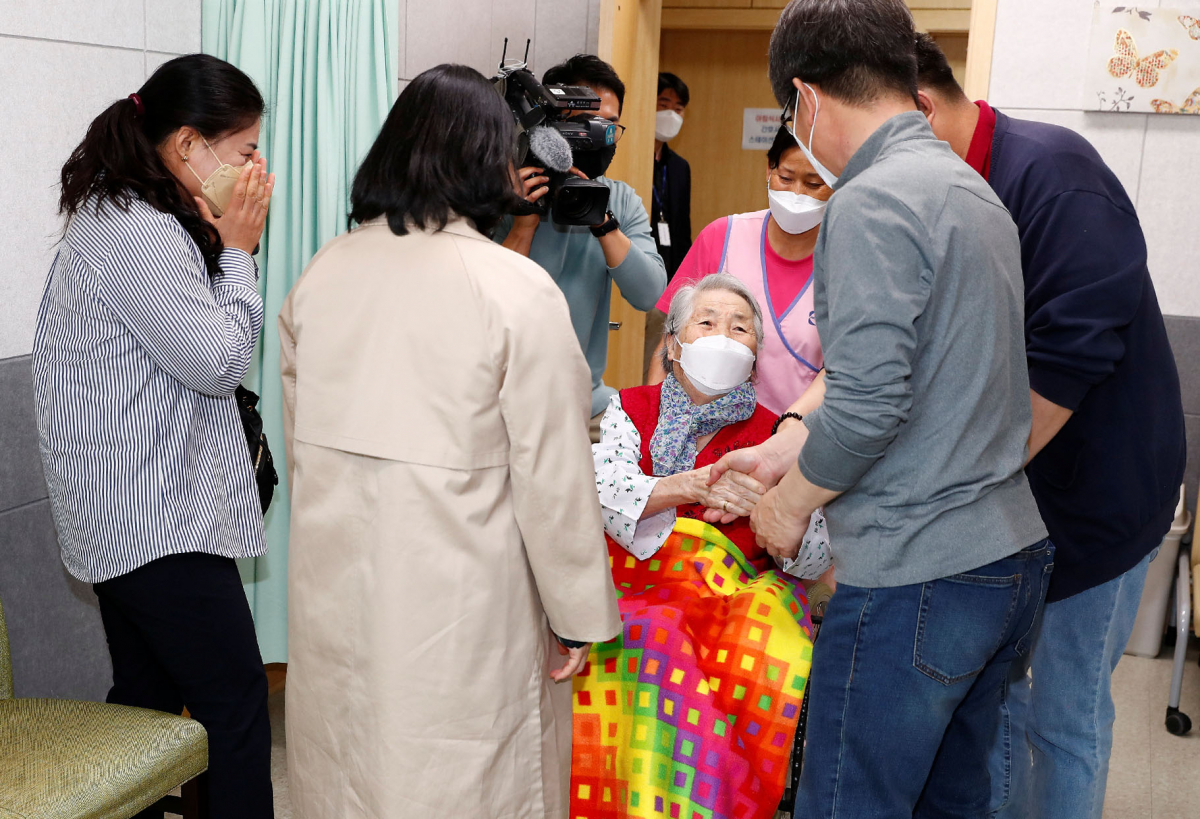 ▲지난 30일 접촉 면회가 허용된 요양 병원 내부의 모습.  (연합뉴스)