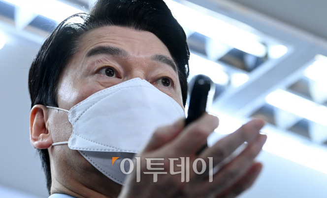 ▲안철수 제20대 대통령직인수위원회 위원장이 3일 오전 서울 종로구 통의동 인수위원회 공동기자회견장에서 국정과제를 발표하고 있다.  (이투데이DB)