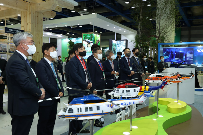 ▲한국항공우주산업(KAI)이 오는 6일까지 서울 코엑스에서 열리는 '제15차 세계산림총회'에 참가해 수리온 계열의 산림·소방·경찰·해경·의무후송 헬기 등을 선보였다고 3일 밝혔다. 사진은 세계산림총회에 전시된 국산헬기 수리온. 