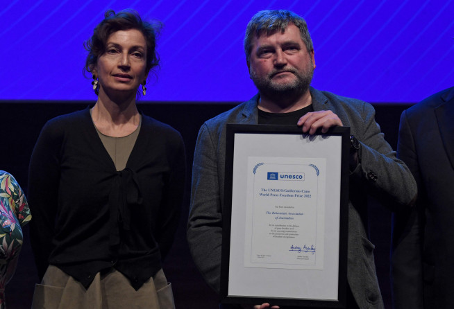 ▲2일(현지시간) 안드레이 바스투네츠 벨라루스언론인협회(BAJ) 대표가 세계 언론자유상을 수상한 뒤 오드레 아줄레 유네스코 사무총장(왼쪽)과 포즈를 취하고 있다. 푼타/AFP연합뉴스