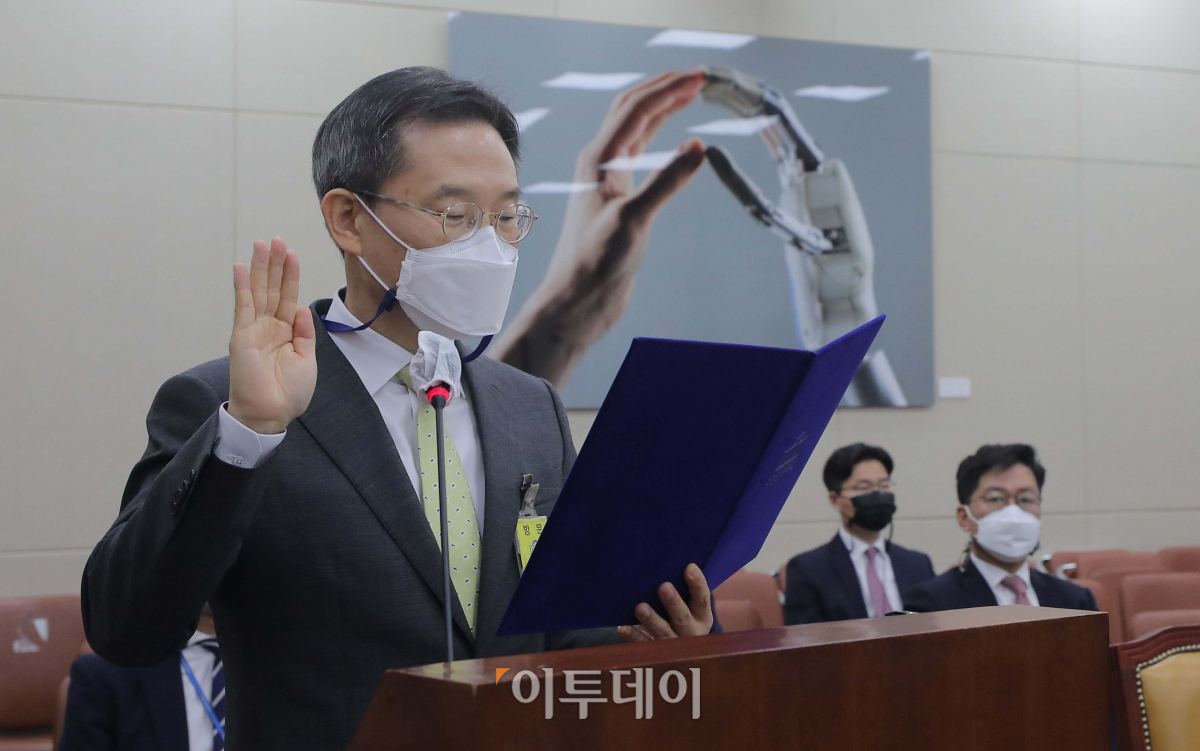 ▲이종호 과학기술정보통신부 장관 후보자가 3일 국회 과방위에서 열린 인사청문회에서 선서를 하고 있다. (신태현 기자 holjjak@)