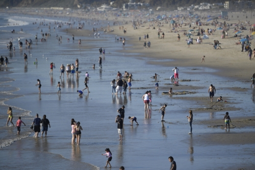 ▲미국 캘리포니아 산타모니카 해변에 사람들이 있다. 산타모니카/AP연합뉴스

