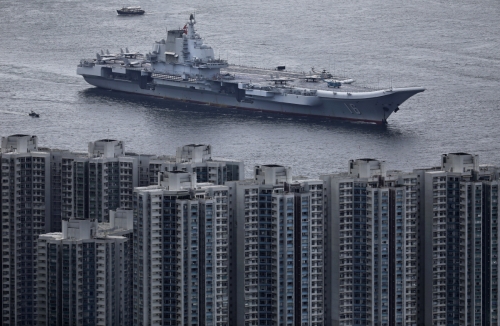 ▲중국의 첫 항공모함 랴오닝함이 2017년 7월 7일 홍콩 앞바다로 들어오고 있다. 홍콩/AP뉴시스 
