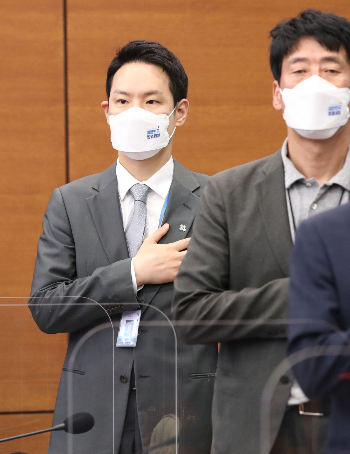 ▲김한규 정무비서관이 지난해 6월 22일 오전 청와대에서 열린 국무회의에 참석해 국민의례를 하고 있다.  (뉴시스)