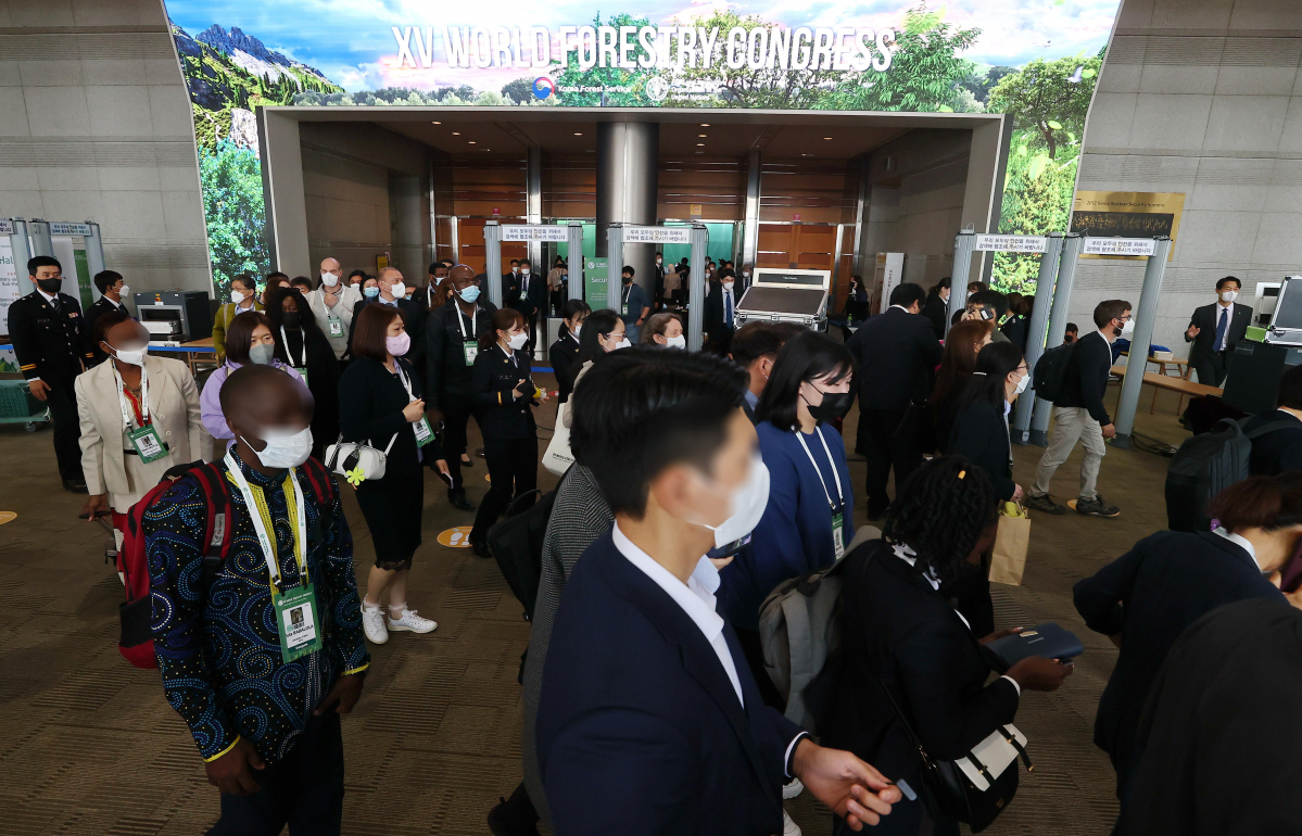 ▲2일 오전 서울 강남구 코엑스에서 열린 '제15차 세계산림총회'(WFC) 개막식 참석자들이 행사장을 빠져나오고 있다. (연합뉴스)