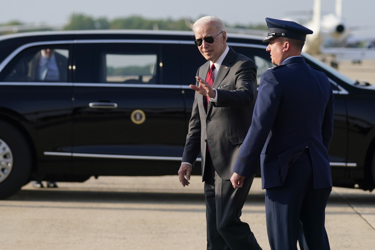 ▲조 바이든 미국 대통령이 3일(현지시간) 조 바이든 대통령은 2022년 5월 3일 화요일 앨라배마주 록히드마틴 공장을 방문한 후 메릴랜드 앤드류스 공군 기지에 도착해 취재진에 손을 흔들고 있다. 캠프스프링스/AP뉴시스