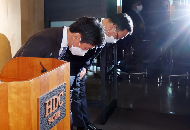 ▲서울 용산 HDC현대산업개발 용산 사옥에서 열린 광주화정동 아이파크 사고수습관련 추가대책 발표 기자회견에서 정몽규 회장(왼쪽) 등 관계자들이 사과하고 있다.  (연합뉴스)