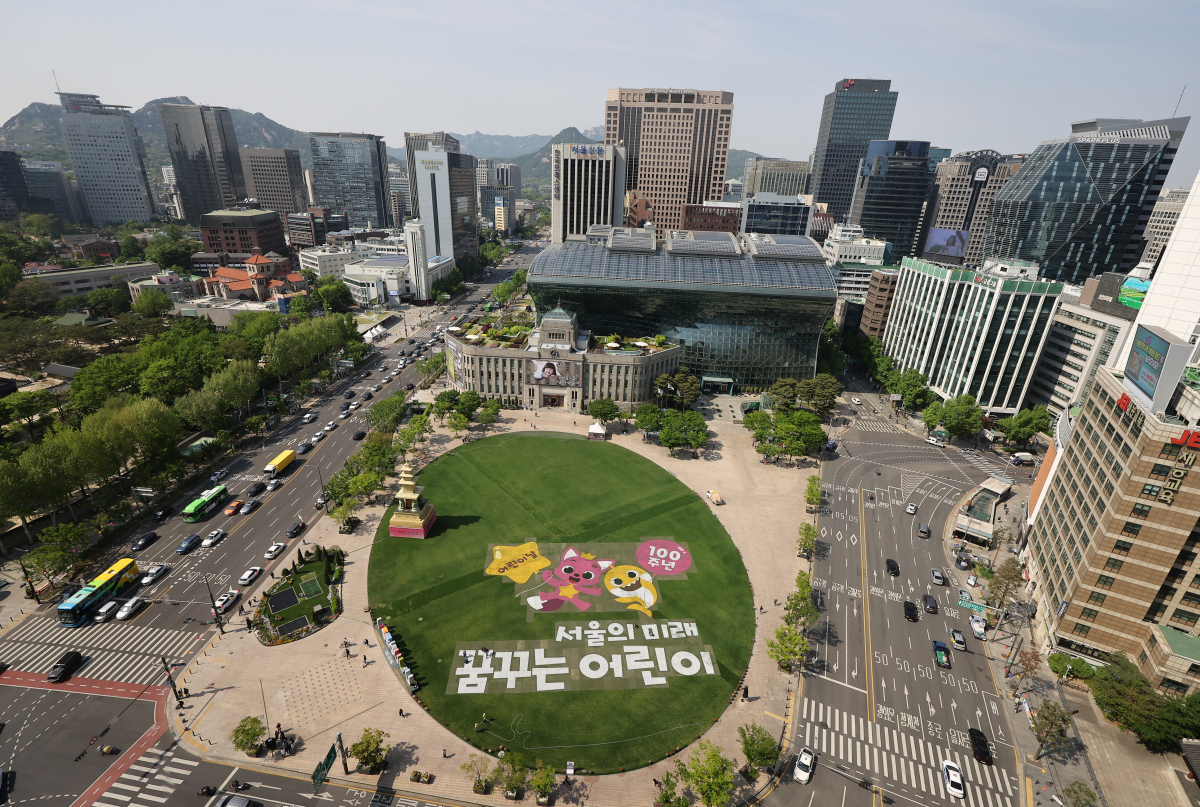 ▲100주년 어린이날을 이틀 앞둔 3일 서울시청 앞 광장에 '핑크퐁' 캐릭터 설치작업이 이뤄지고 있는 모습.  (연합뉴스)