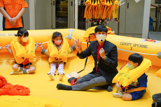 ▲티웨이항공이 어린이날을 맞아 지난 3일 김포공항에 위치한 티웨이항공 항공훈련센터에 '승무원 체험' 행사를 진행하는 모습 (사진제공=티웨이항공)