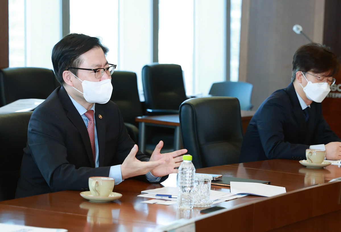 ▲여한구 산업통상자원부 통상교섭본부장이 4일 연수구 송도 소재 포스코인터내셔널에서 '식량안보 등 공급망 점검 회의'를 주재하고 있다. (사진제공=산업통상자원부)