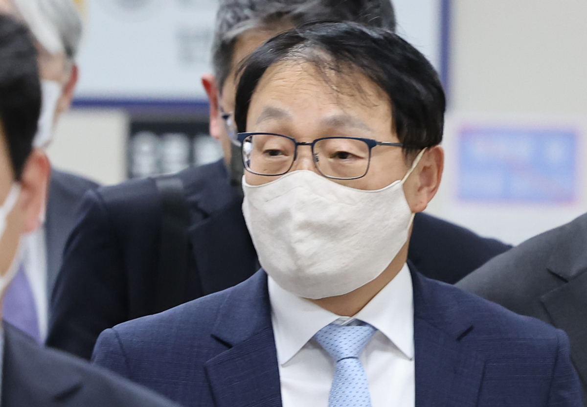 ▲국회의원들을 '쪼개기 후원'한 혐의로 기소된 구현모 KT 대표가 4일 오후 서울 서초구 서울중앙지방법원에서 열린 재판에 출석하고 있다. (연합뉴스)