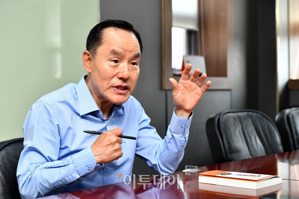 ▲이문호 머큐리 사장이 4일 서울 동작구 이투데이 사옥에서 이투데이와 인터뷰를 갖고 있다.  (신태현 기자 holjjak@)