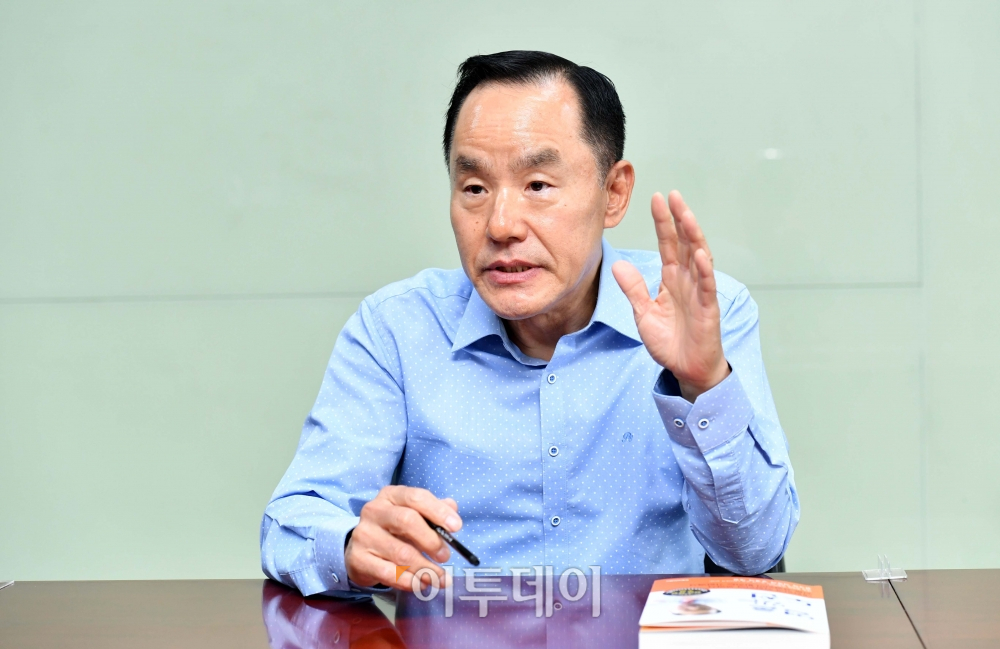 ▲이문호 머큐리 사장이 4일 서울 동작구 이투데이 사옥에서 이투데이와 인터뷰를 갖고 있다.  (신태현 기자 holjjak@)