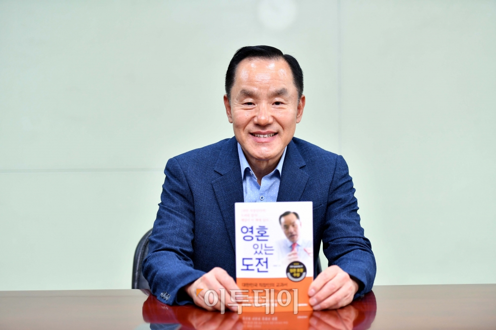 ▲이문호 머큐리 사장이 4일 서울 동작구 이투데이 사옥에서 이투데이와 인터뷰에 앞서 포즈를 취하고 있다.  (신태현 기자 holjjak@)