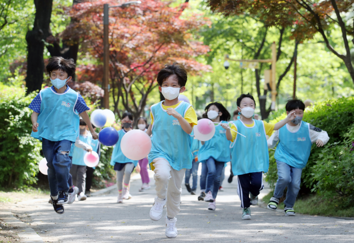 ▲어린이들이 4일 오후 서울 송파구 석촌호수공원 내 서울놀이마당에서 열린 '어린이날 100주년 기념' 2022 송파키움센터 연합회와 함께 하는 어린이날 놀이한마당에서 야외 활동을 하고 있다.  (뉴시스)