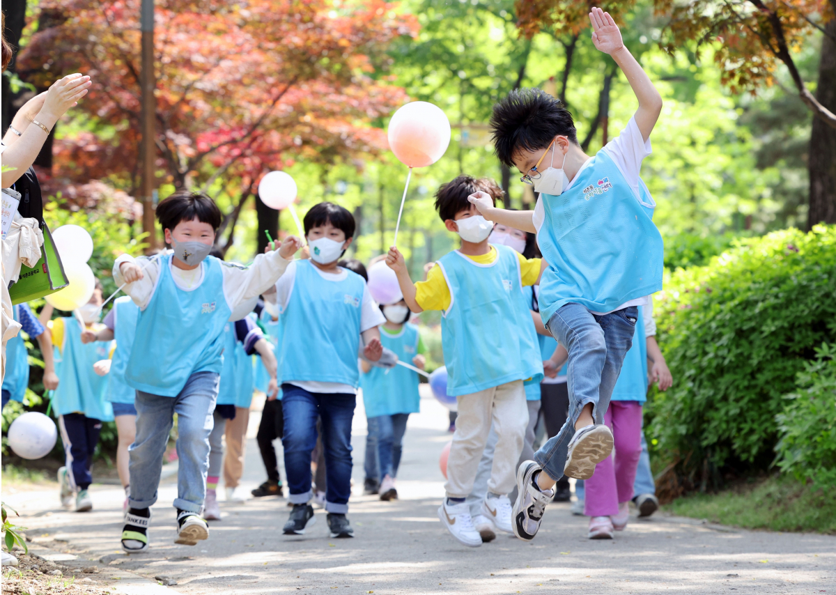 ▲어린이날 100주년을 하루 앞둔 4일 오후 송파구 서울놀이마당에서 열린 놀이한마당에서 풍선을 든 어린이들이 즐겁게 뛰어놀고 있다. (연합뉴스)