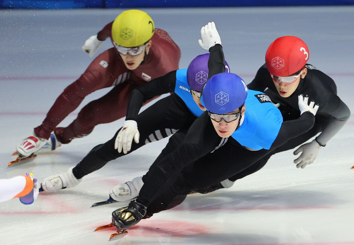 ▲4일 서울 노원구 태릉 실내빙상장에서 열린 2022-2023시즌 쇼트트랙 국가대표 1차 선발대회 남자부 1500m 준준결승에 출전한 황대헌(강원도청,파란색 헬멧)이 질주하고 있다. (연합뉴스)