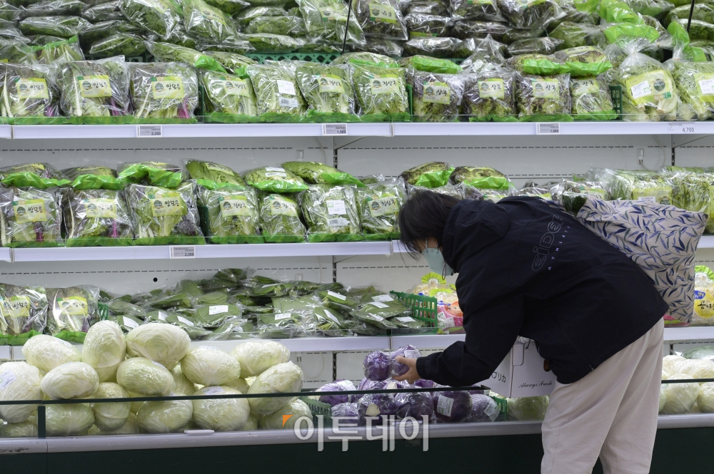 ▲3일 서울 서초구 농협하나로마트 양재점을 찾은 시민들이 장을 보고 있다. 통계청이 이날 발표한 소비자물가 동향에 따르면 4월 소비자물가지수는 지난해 같은 달과 비교해 4.8% 상승했다. 이는 2008년 금융위기 이후 13년 6개월 만에 가장 큰 상승률이다. 품목별로는 폭등한 국제유가 여파로 석유류(34.4%)와 가공식품(7.2%)을 비롯한 공업제품(7.8%)이 올랐다. 최근 오름세가 주춤했던 농축수산물도 축산물(7.1%)을 중심으로 1.9% 올랐다. 조현호 기자 hyunho@ (이투데이DB)