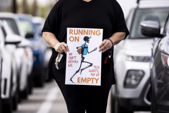 ▲4월 20일(현지시간) 미국 캘리포니아주 레돈도비치에서 한 시위자가 연료비 급등으로 더 높은 임금을 요구하는 팻말을 들고 있다. 레돈도비치/EPA연합뉴스