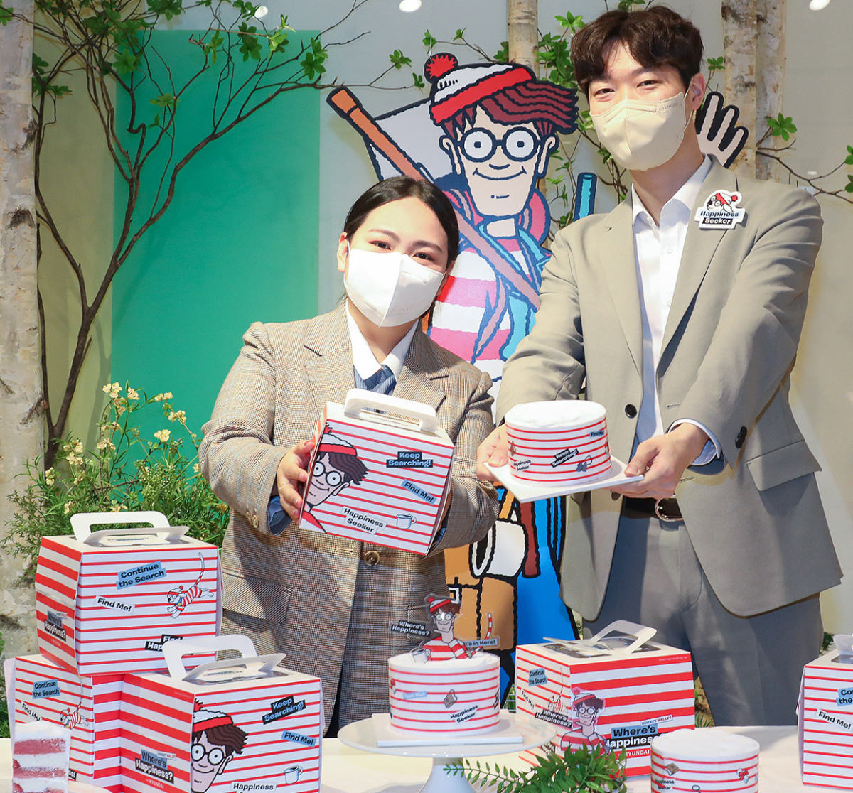 ▲5일 오전 서울시 강남구 현대백화점 무역센터점 지하 1층 식품관에서 직원들이 '월리를 찾아라 한정판 케이크'를 소개하고 있다.  (현대백화점)