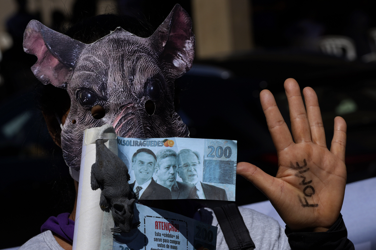 ▲브라질 중앙은행 앞에서 1월 18일 시위대가 인플레이션에 항의하며 임금 인상을 요구하고 있다. 브라질리아/AP뉴시스