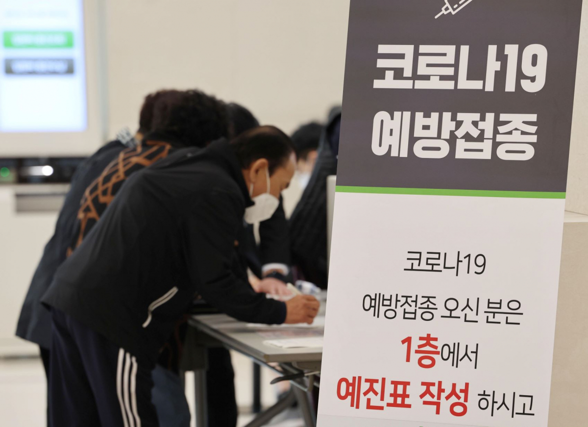 ▲60세 이상 사전예약자에 대한 코로나19 4차 예방접종이 시작된 지난달 25일 서울 강서구 부민병원을 찾은 시민들이 4차 백신 접종 접수를 하고 있다. (뉴시스)