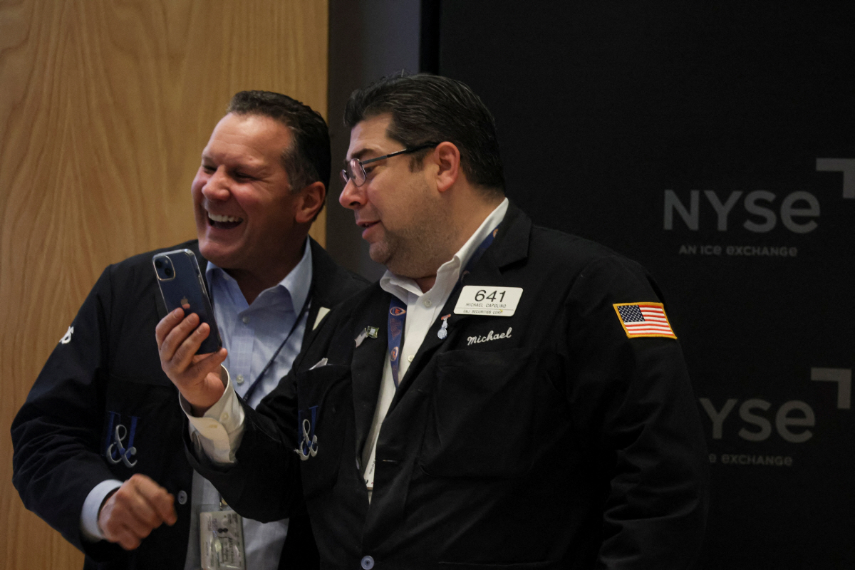 ▲뉴욕증권거래소(NYSE)에서 트레이더들이 미소 짓고 있다. 뉴욕/로이터연합뉴스