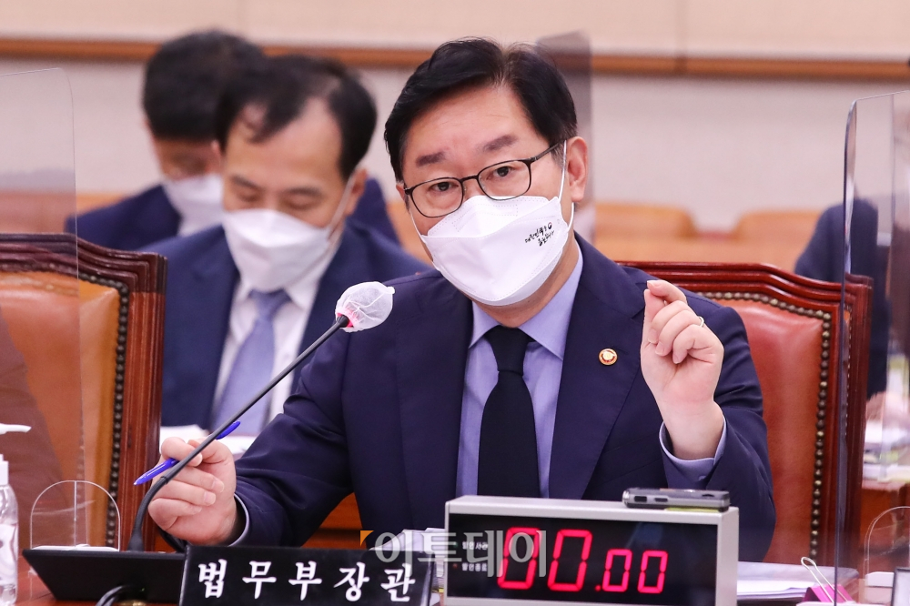 ▲박범계 법무부 장관이 국회 법제사법위원회 전체회의에서 열린 법무부, 대한법률구조공단 등에 대한 국정감사에서 의원들의 질문에 답변하고 있다.  (신태현 기자 holjjak@)