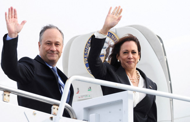 ▲4월 18일(현지시간) 카멀라 해리스(오른쪽) 미국 부통령과 부통령의 남편 ‘세컨드 젠틀맨’ 더글러스 엠호프가 캘리포니아주 반덴버그 공군기지에서 떠나기 전 손을 흔들고 있다. 반덴버그/로이터연합뉴스