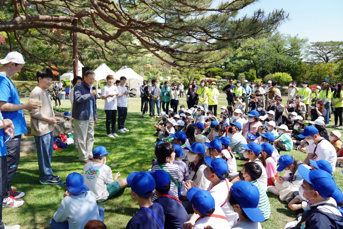 ▲문재인 대통령이 5일 청와대 녹지원에서 열린 '2022년 어린이날 100주년 기념 청와대 어린이 초청행사'에서 인사말하고 있다. (뉴시스)