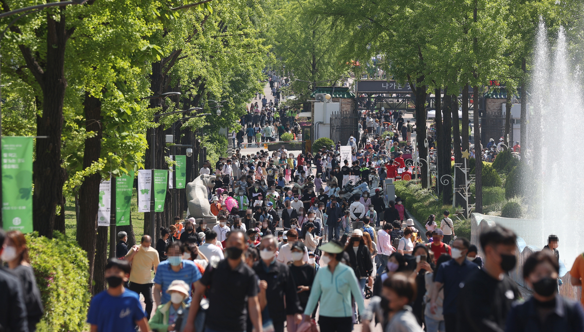 ▲ 실외 마스크 착용 의무 해제 뒤 맞는 첫 휴일이자 어린이날인 5일 서울 광진구 어린이대공원이 시민들로 붐비고 있는 모습.  (자료제공=서울시)