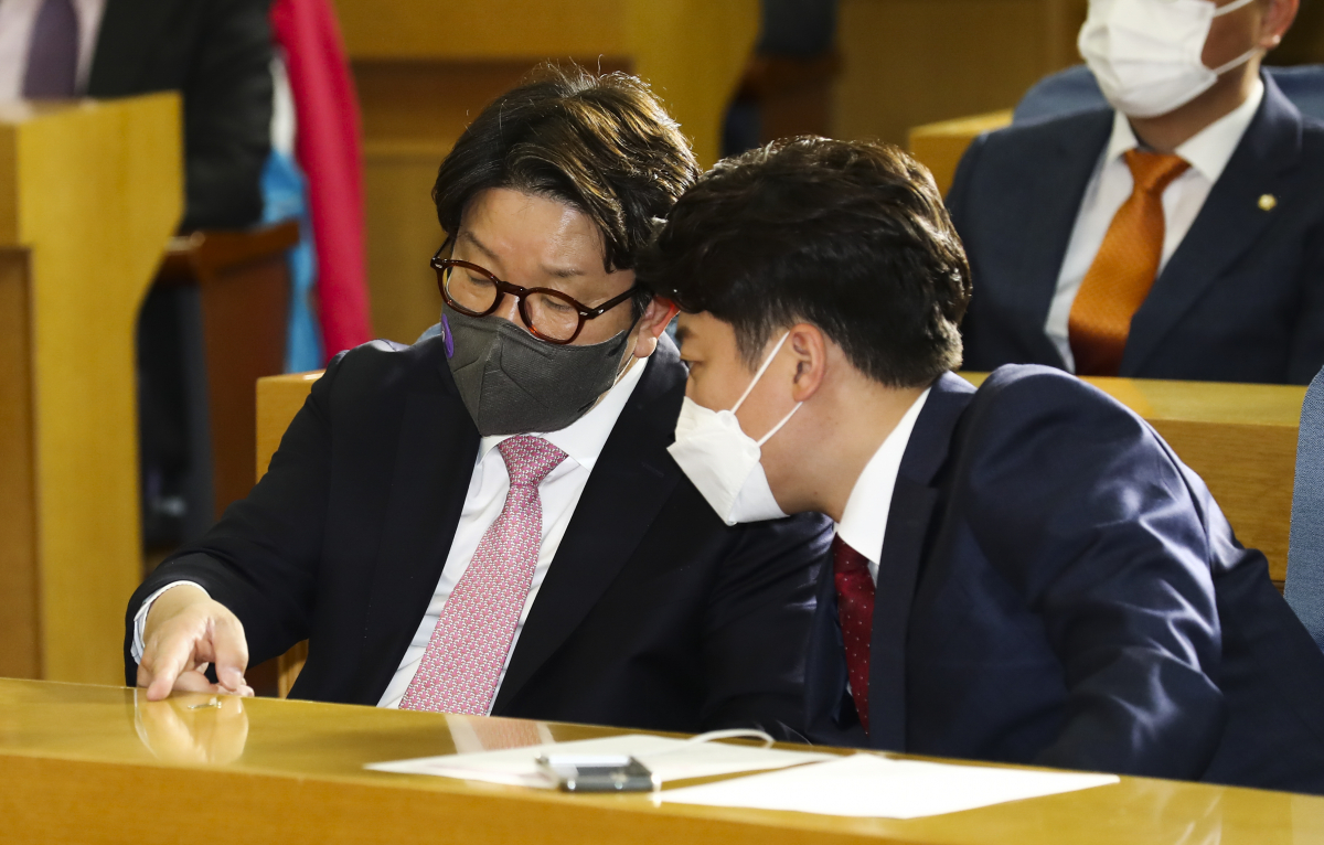 ▲국민의힘 이준석 대표(오른쪽)와 권성동 원내대표가 6일 오전 서울 여의도 국회 의원회관에서 열린 제8회 전국동시지방선거 중앙선대위발대식 및 광역단체장 공천장 수여식에 참석해 대화하고 있다. (국회사진기자단)