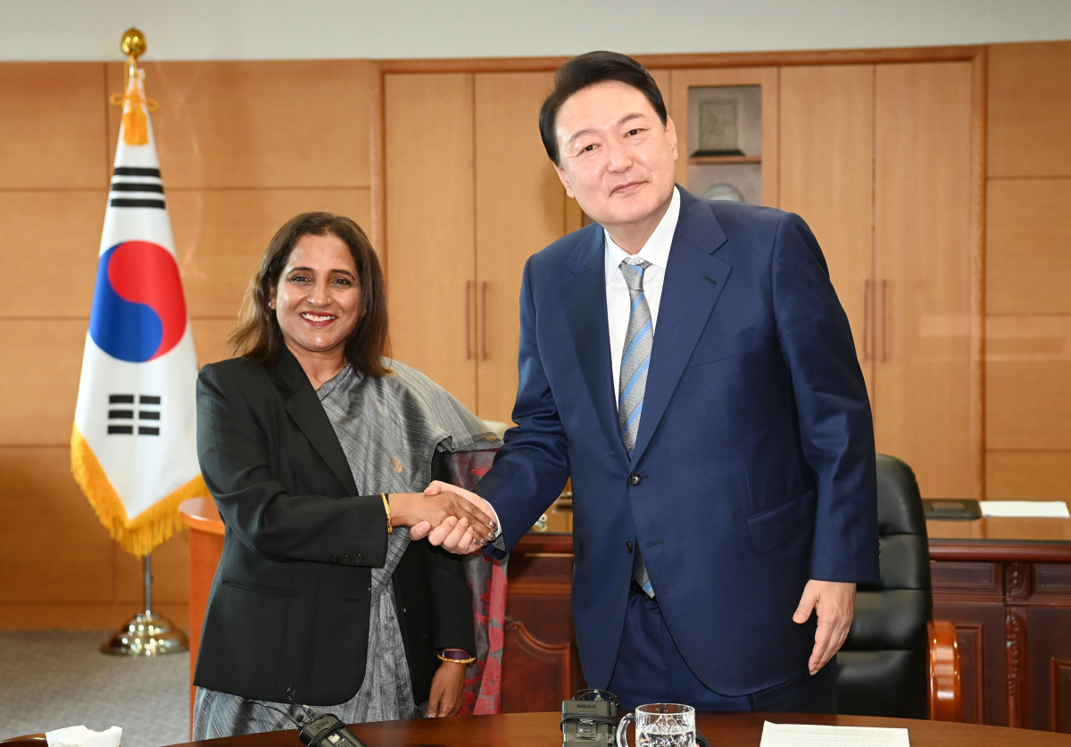 ▲윤석열 대통령 당선인이 6일 오전 서울 종로구 통의동 대통령직인수위원회 집무실에서 스리프리야 란가나탄 주한 인도대사를 만나 악수하고 있다. (연합뉴스)