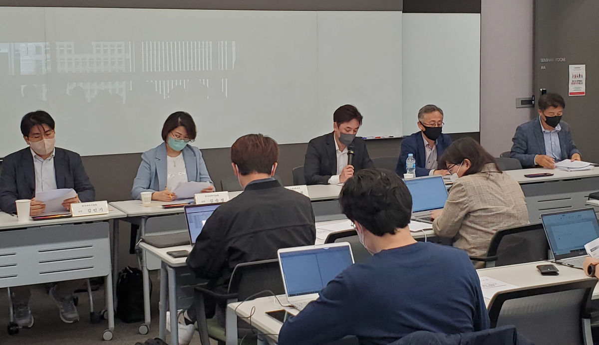 ▲2021년 부가통신 실태조사 결과 발표 현장. (왼쪽부터) 김민기 KAIST 경영대 부교수, 김숙경 KAIST 기술경영학부 초빙교수, 이재갑 ICT대연합 본부장, 박재문 ICT 대연합 사무총장 (이시온 수습기자 zion0304@)