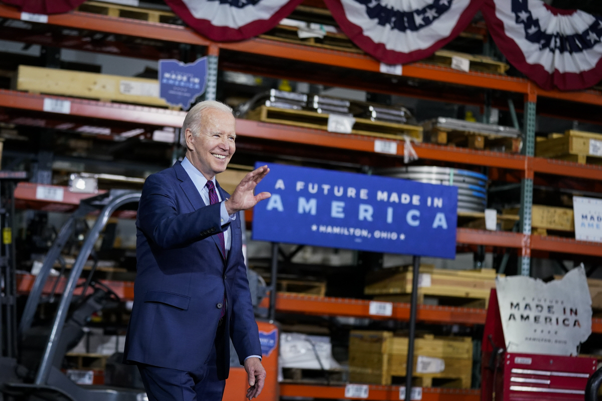 ▲조 바이든 미국 대통령이 6일(현지시간) 오하히오주 해밀턴에 있는 철강 생산공장을 방문해 참석자들에게 손을 흔들고 있다. 해밀턴/AP뉴시스
