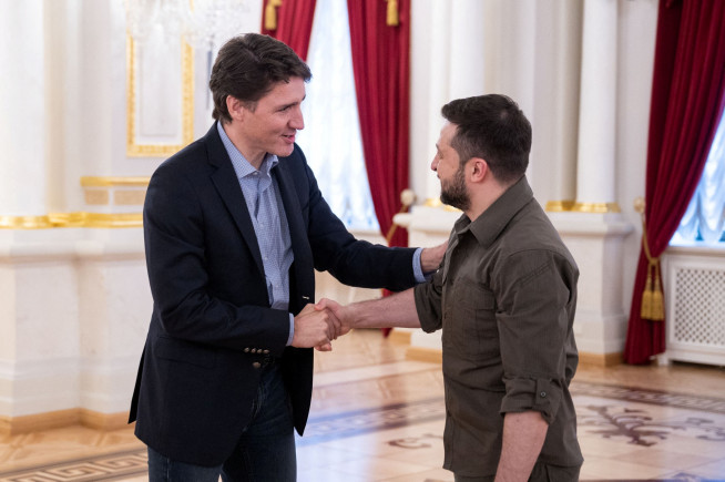 ▲8일(현지시간) 쥐스탱 트뤼도 캐나다 총리와 볼로디미르 젤렌스키 우크라이나 대통령이 우크라이나 키이우에서 만나 회담을 하기 전 악수를 나누고 있다. 키이우/로이터연합뉴스