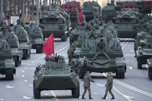 ▲러시아 탱크와 군용차량들이 전승절 리허설을 위해 4일(현지시간) 붉은광장을 향하고 있다. 모스크바/AP연합뉴스
