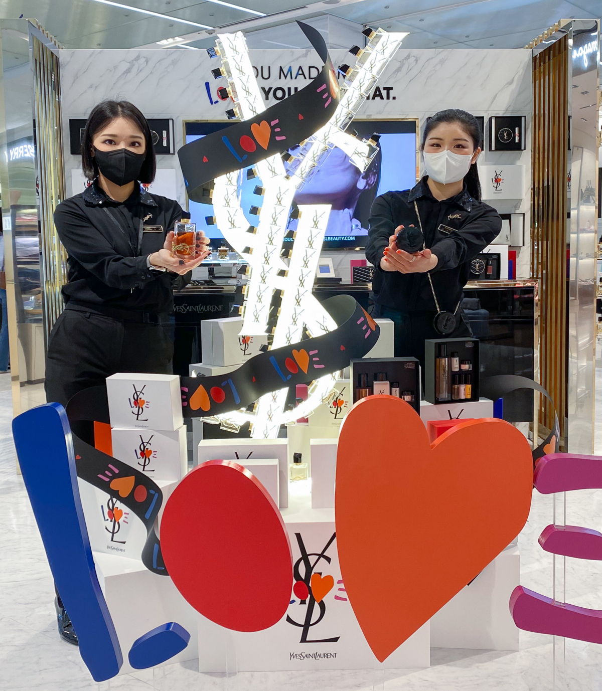 ▲9일 오전 서울 강남구 현대백화점 무역센터점 1층 '리브르 포디움 팝업스토어'에서 직원들이 대표 상품을 소개하고 있다. (사진제공=현대백화점)